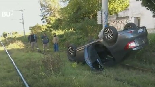 Un auto volcó en las vías en Tolosa
