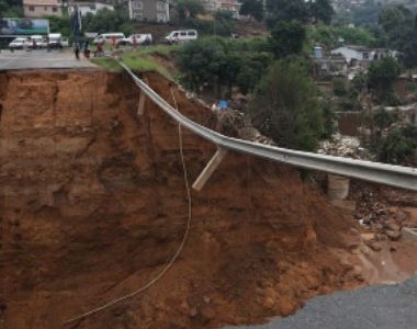 Suben a 400 los muertos por las inundaciones en Sudáfrica y sigue la búsqueda de desaparecidos