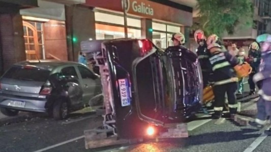 Violento accidente en San Cristóbal: perdió el control de su auto, chocó a otros dos estacionados y volcó