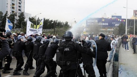 Desalojaron a jubilados del Puente Pueyrredón: organizadores de la marcha denunciaron "represión"