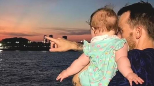 Arrestaron al hijo del escritor Paul Auster tras la muerte por sobredosis de su beba