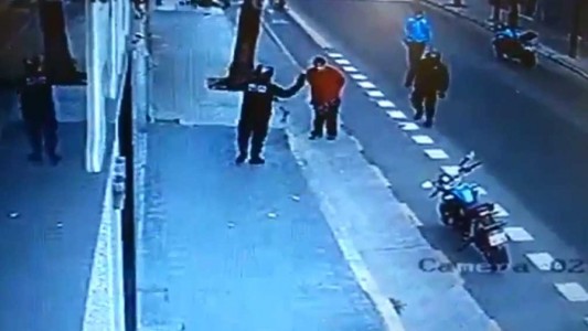 Procesan a dos policías por encubrir a otro que mató de una patada a un indigente