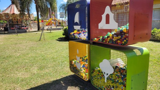 Reciclan tapitas de gaseosas y las convierten en bancos ecológicos para plazas y espacios públicos