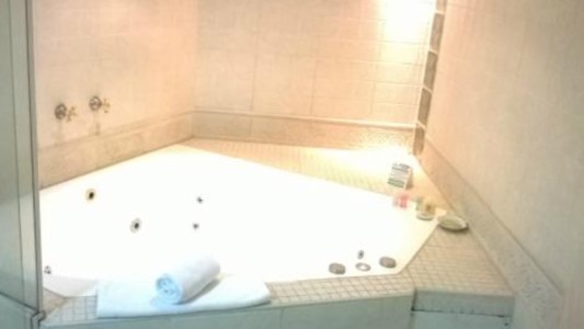 Misterio en un hotel: una mujer apareció muerta en el jacuzzi y buscan a su acompañante