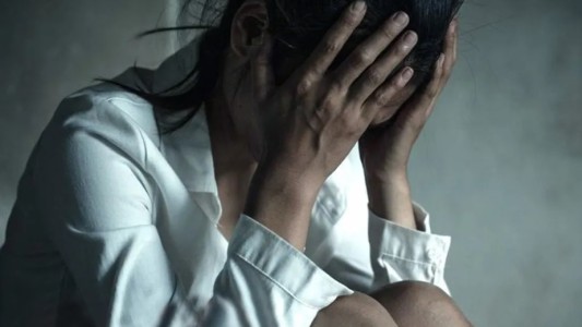 Detuvieron a una mujer por golpear a su hija adoptiva con un fierro: la denunció la docente de su escuela