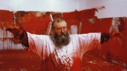 Murió el artista austríaco que realizaba obras con sangre y orina