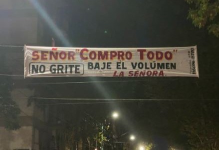 Una vecina de Villa Crespo le dedicó un pasacalle al "Sr. Compro todo"