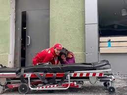 Video: así protegió un médico con su cuerpo a una mujer herida por las bombas rusas