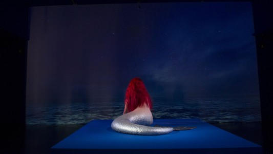 Una sirena escaneada en 3D, con el rostro de Renata Schussheim, provoca un clima apocalíptico