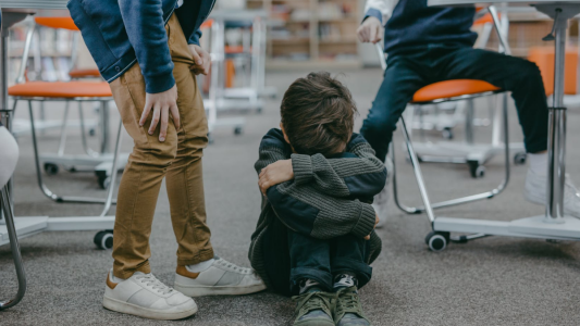 La violenta amenaza del padre de una nena hipoacúsica al compañero que le hacía bullying: “Te voy a arrancar los ojos y te los voy a hacer masticar”