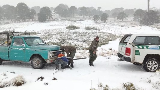 Neuquén: Gendarmería rescató a gente varada por la nieve