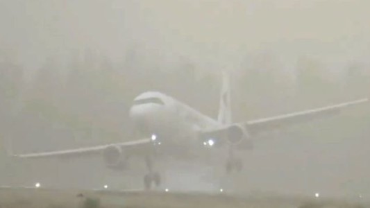 Video: No pudieron aterrizar por el viento en Neuquén