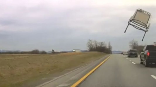 Una silla salió volando de una camioneta e impactó contra el parabrisas de una patrulla