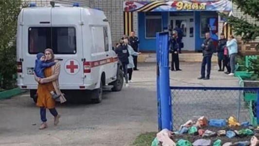 Una maestra y dos chicos murieron baleados en un jardín de infantes de Rusia