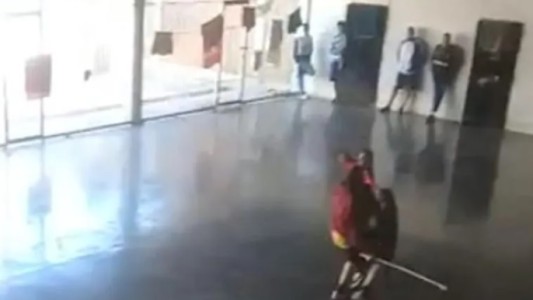 Grabaron un duelo a facazos de dos presos en una cárcel de Chaco: uno murió