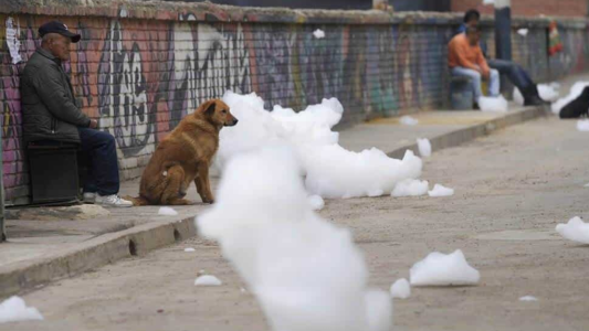 Espuma tóxica pone en riesgo la salud de un pueblo colombiano