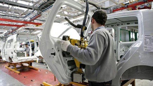 La UIA dice que el bono de fin de año "dependerá de cada sector" y la CGT avanza con el paro