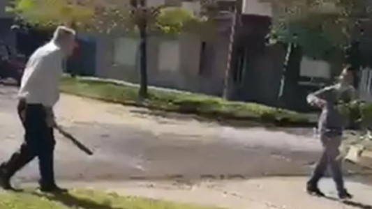 Atacó a machetazos al vecino por las hojas que le caen en la vereda - #REC