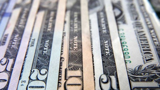 En un mercado muy volátil, el dólar blue cae fuerte y se vende a $200