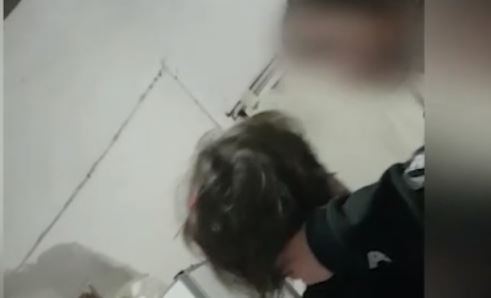 Conmoción en La Plata por un caso de maltrato infantil: ató a su hijo a una reja