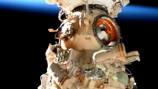 La impresionante caminata espacial de dos astronautas rusos