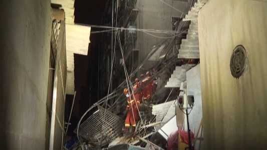 Impactante derrumbe en un edificio de China deja decenas de desaparecidos