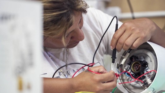 Capacitan a mujeres en la reparación de electrodomésticos
