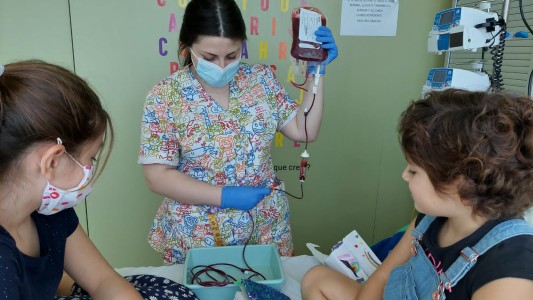 Exitosa campaña para curar a Emily, una niña que padece leucemia: ya está en tratamiento en España