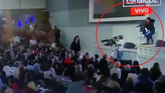 Video: Un hombre armado irrumpió durante el discurso de una pastora