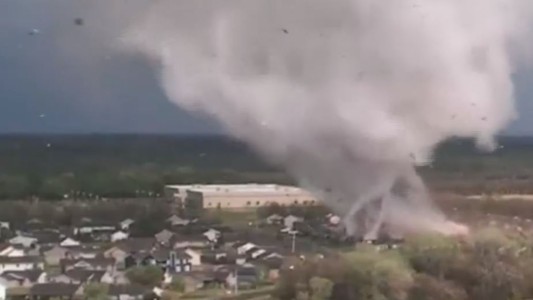 Un impactante tornado arrasó en segundos decenas de casas en Kansas