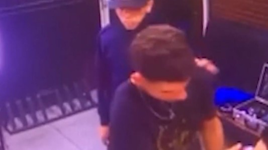 Un delincuente se disfrazó de policía y asaltó una barbería - #REC