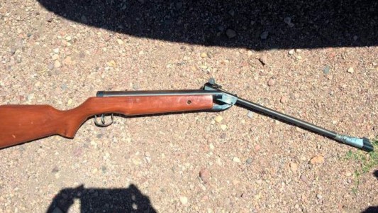 Hieren a un chofer de colectivo con un arma de aire comprimido en Mendoza