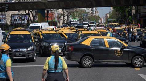 Caos de tránsito en CABA por protesta de taxistas contra aplicaciones de transporte