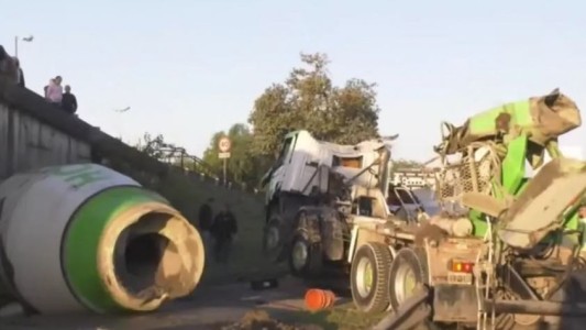 Un camión cayó desde un puente en Panamericana y cayó sobre el acoplado de otro: un muerto