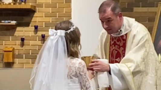 Tomó la comunión (y algo más)  - #FlashChat