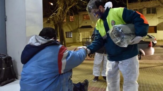 "Operativo frío" en La Plata: Asisten a personas en situación de calle