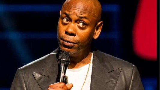 El comediante Dave Chappelle fue agredido mientras realizaba su rutina cómica en el Hollywood Bowl