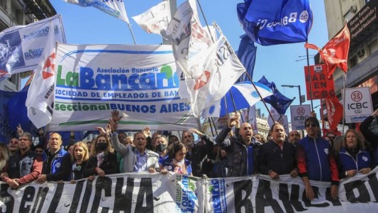 Paritarias: los bancarios acordaron un aumento del 60%