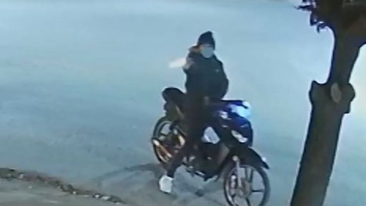 Otro ataque a tiros en Rosario: llegó en moto y baleó el frente de una ferretería - #REC