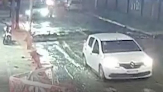 Cruzó con el auto por una calle con cemento fresco y terminó hundido