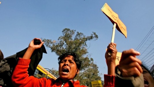 Adolescente fue a denunciar que la violaron en grupo y el comisario la abusó sexualmente