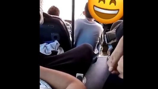 El chofer de un micro escolar le dio el volante a un menor: fue denunciado y le sacaron la licencia