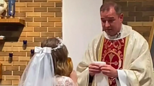 Video: una nena se tomó todo el vino de la misa en su Primera Comunión