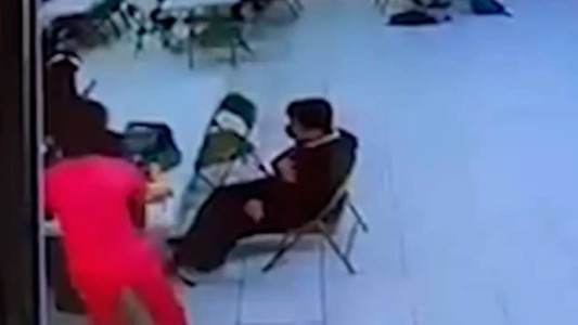 Entre denuncias de bullying, una mujer mujer le pegó con un cinturón a un compañero de su hijo en la escuela