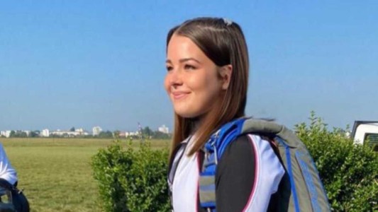 Una chica de 23 años se tiró de 1.000 metros, falló el paracaídas y murió tras estrellarse contra el piso