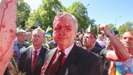 Video: El embajador ruso en Polonia fue atacado con pintura roja