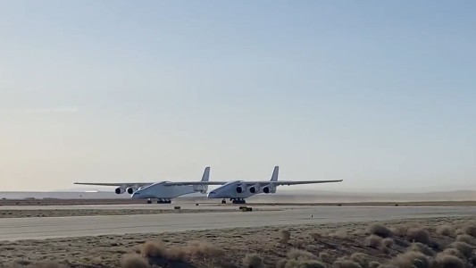 El avión más grande del mundo completó su quinto vuelo de prueba