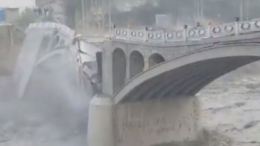 Impactante derrumbe de un puente en Pakistán debido a las grandes inundaciones