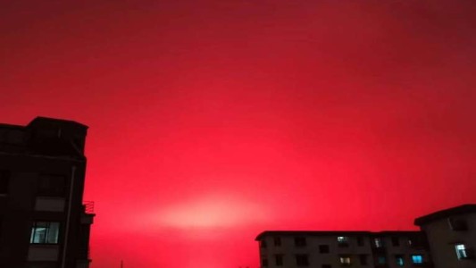 El cielo se tiñó de rojo en una ciudad de China y provocó pánico