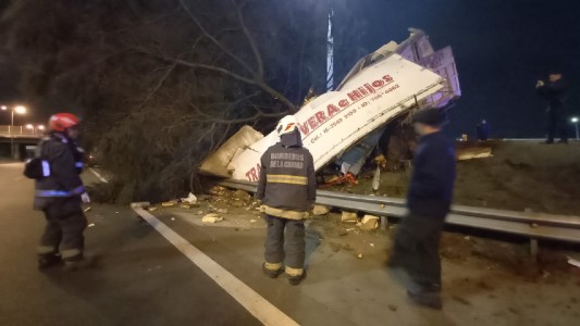 Camionero se quedó dormido y chocó contra un árbol en la Avenida General Paz